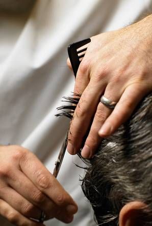 Peluquería Josemi mujer cortando cabello